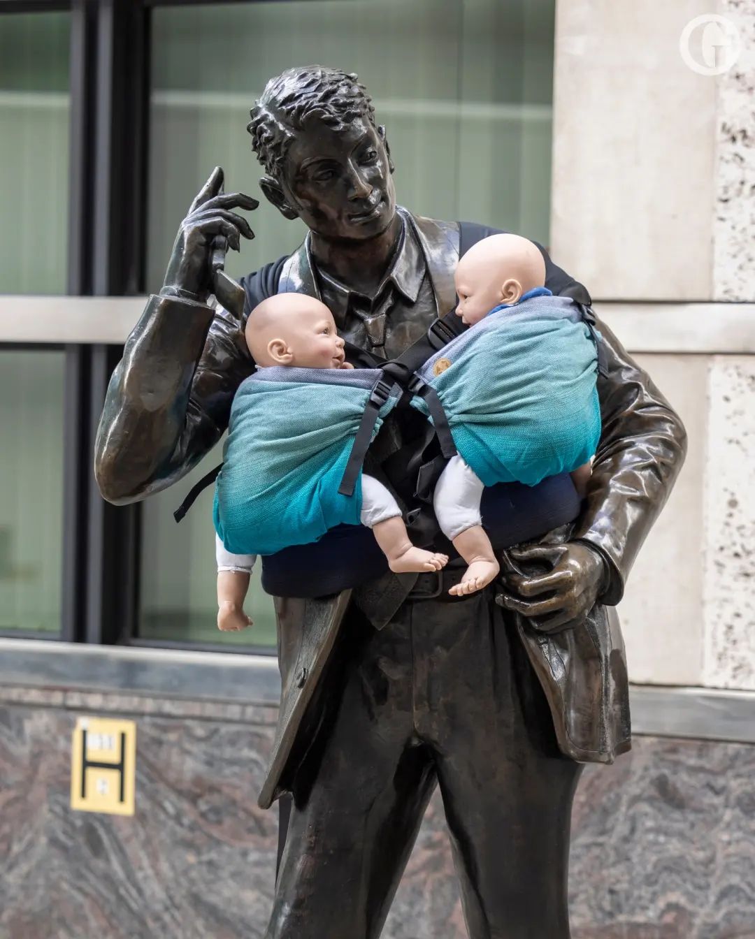 À Londres, des porte-bébés accrochés au statues d’hommes célèbres !