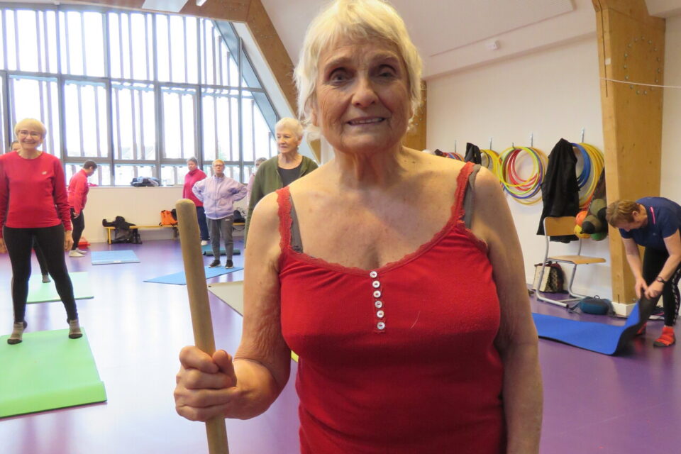 Tour de France des initiatives positives : à 89 ans, Maryvonne donne des cours de gym en Bretagne !