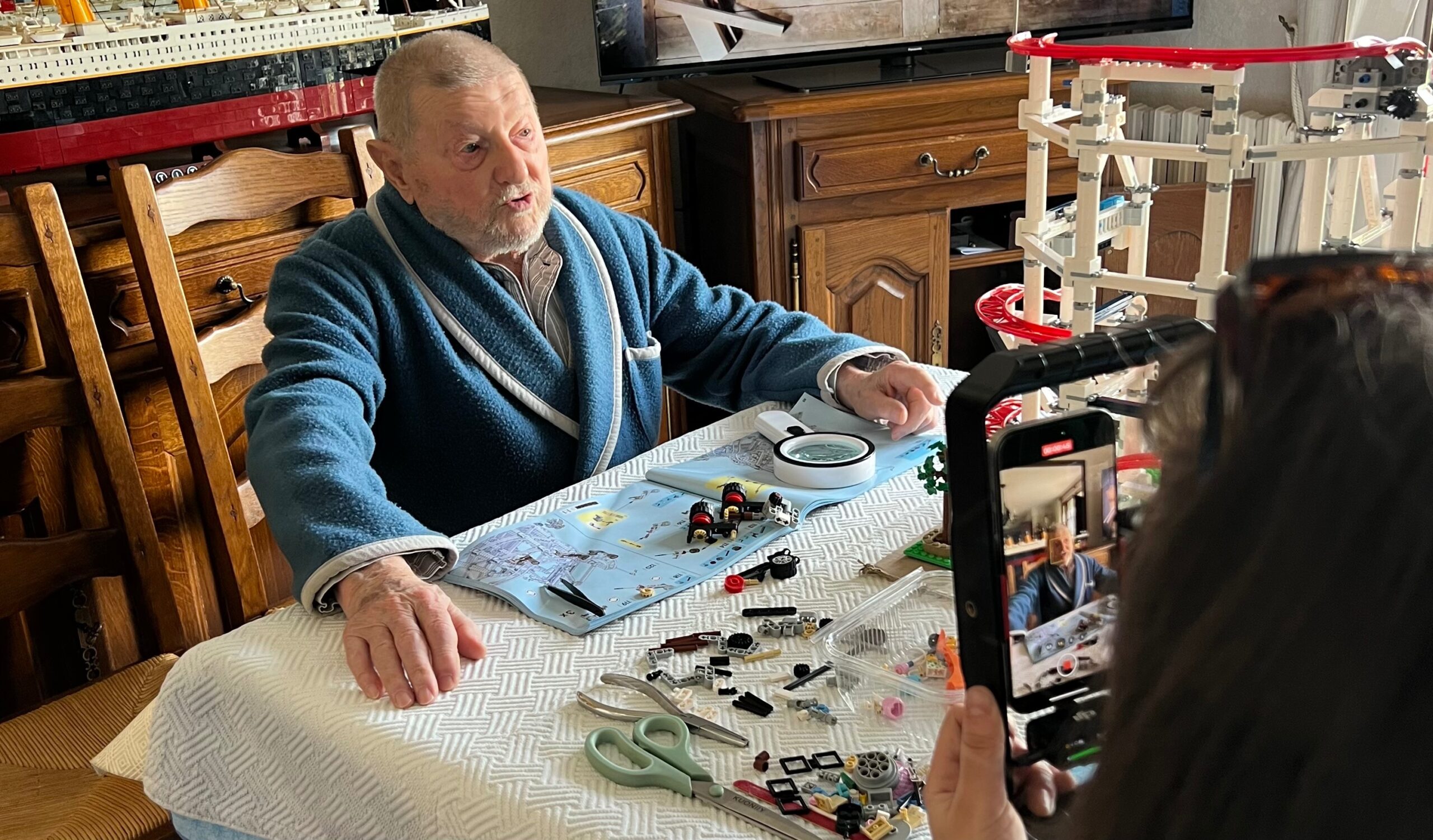 Michel, 95 ans, est un pro du lego