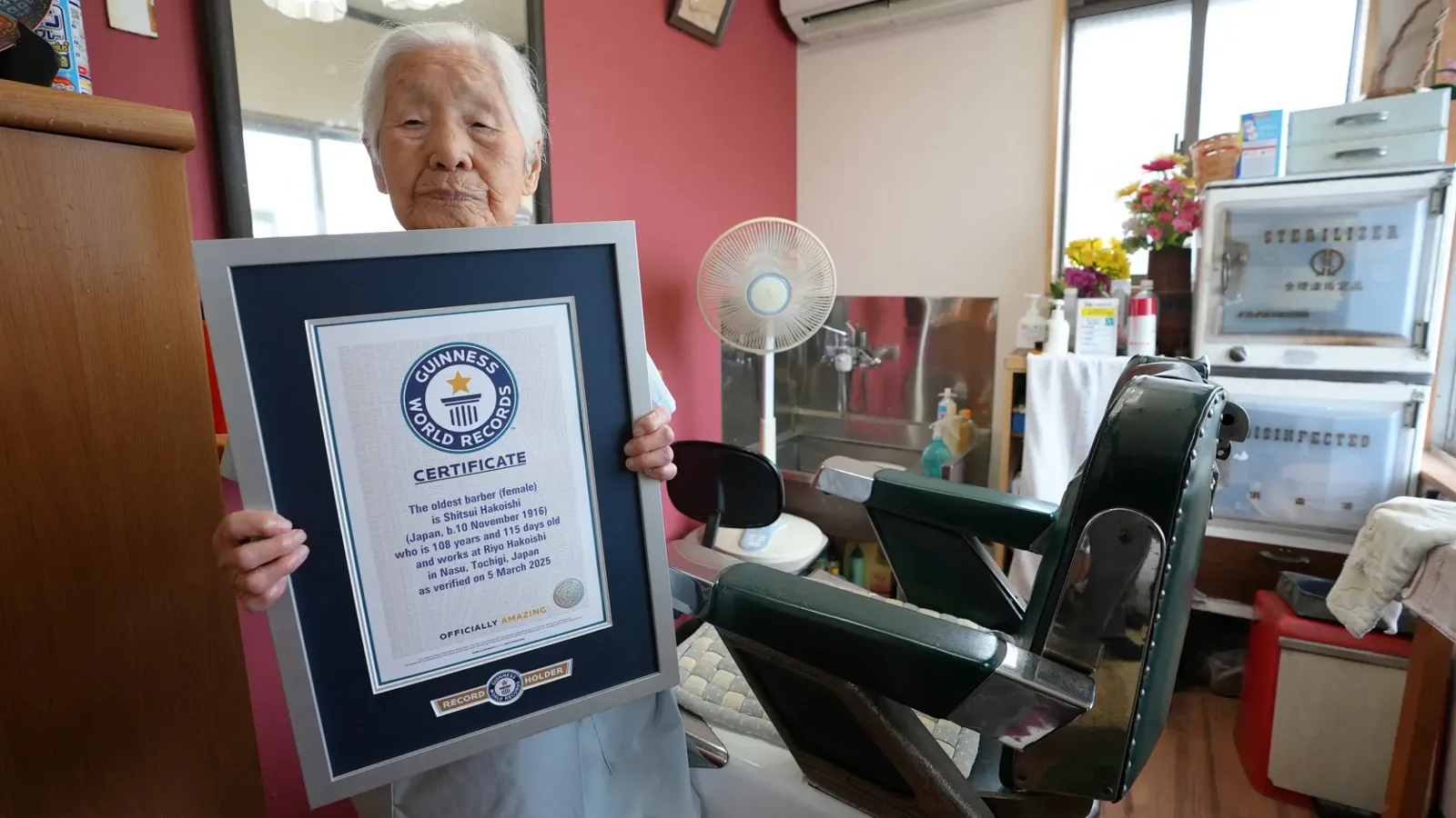 À 108 ans, cette Japonaise est la coiffeuse la plus âgée du monde