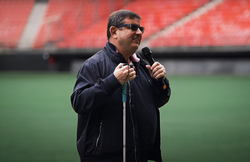 Il est le premier speaker non-voyant à animer un match de foot !
