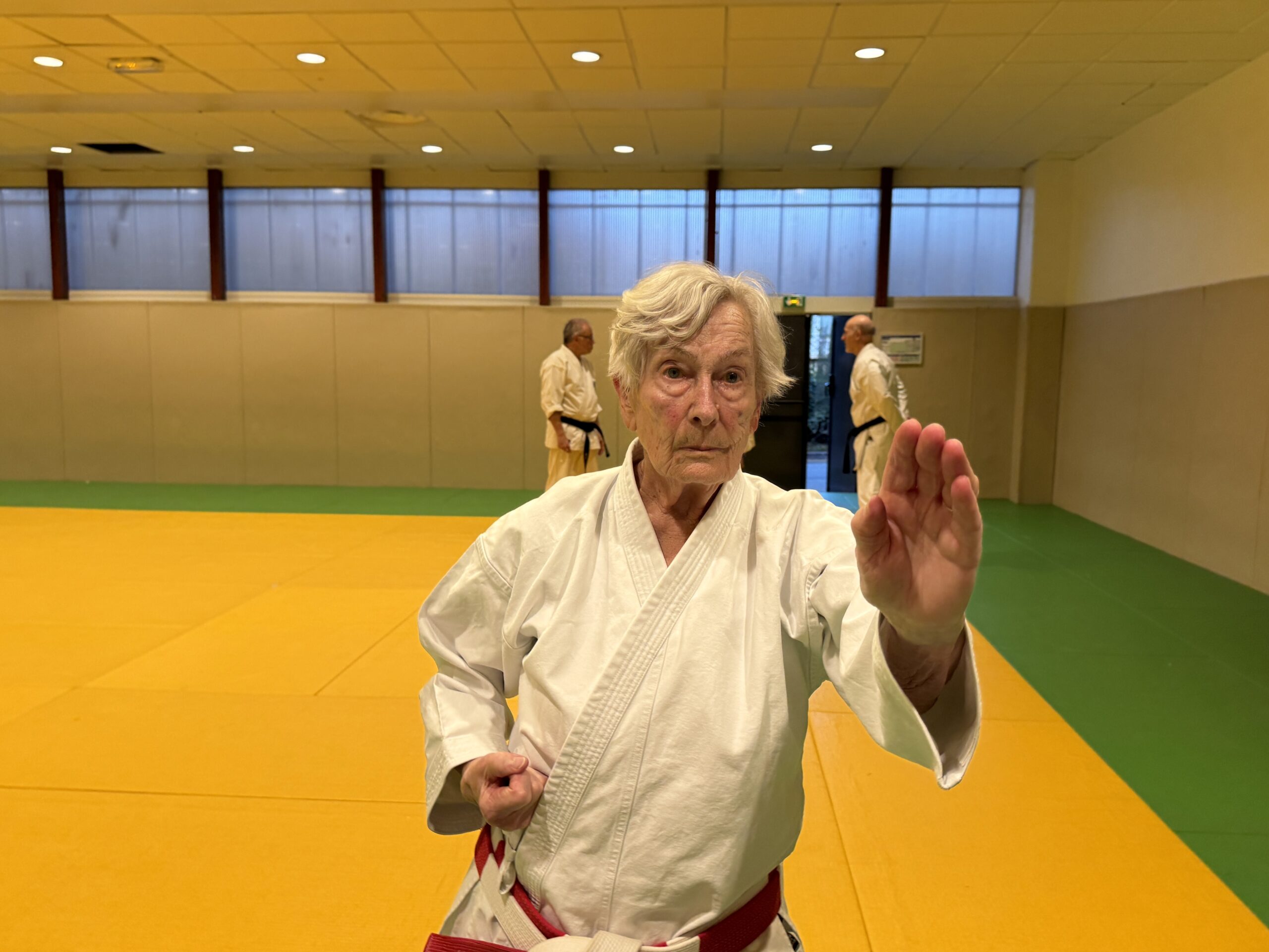 À 95 ans elle est ceinture rouge et blanche de Taï-Jitsu Do