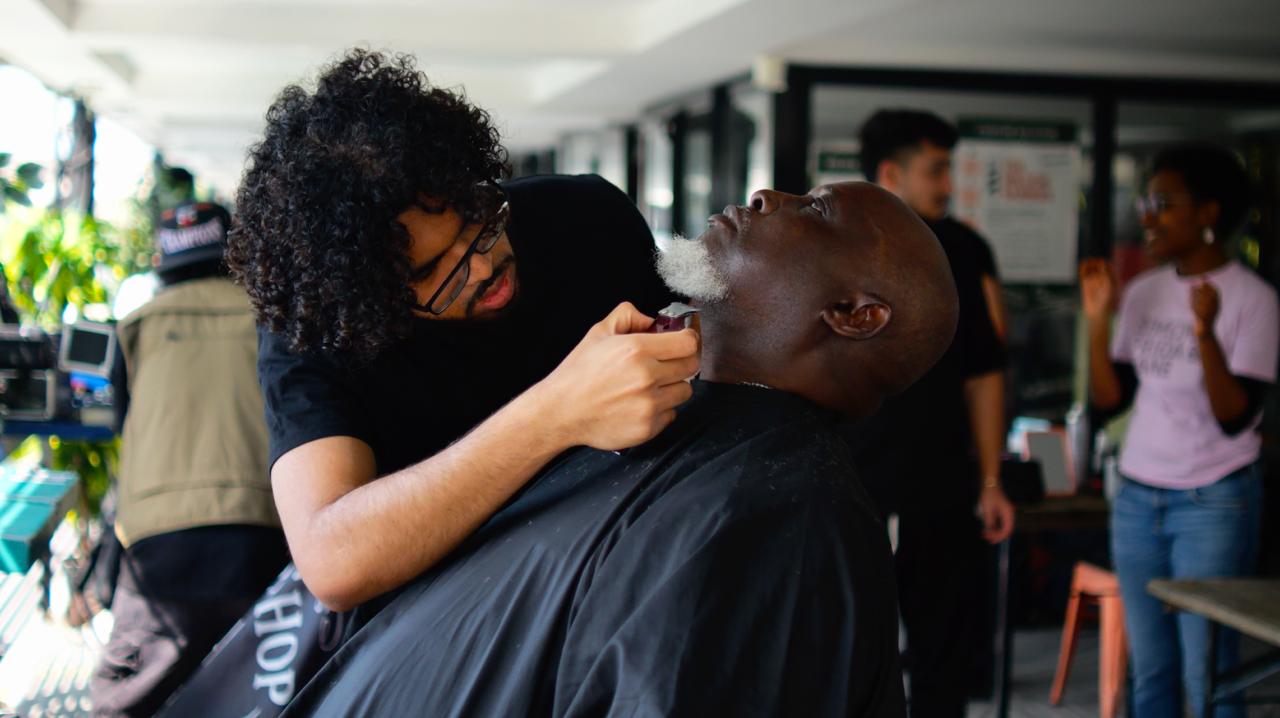 Les Wilson Barbers ont coiffé bénévolement à la Journée Positive !