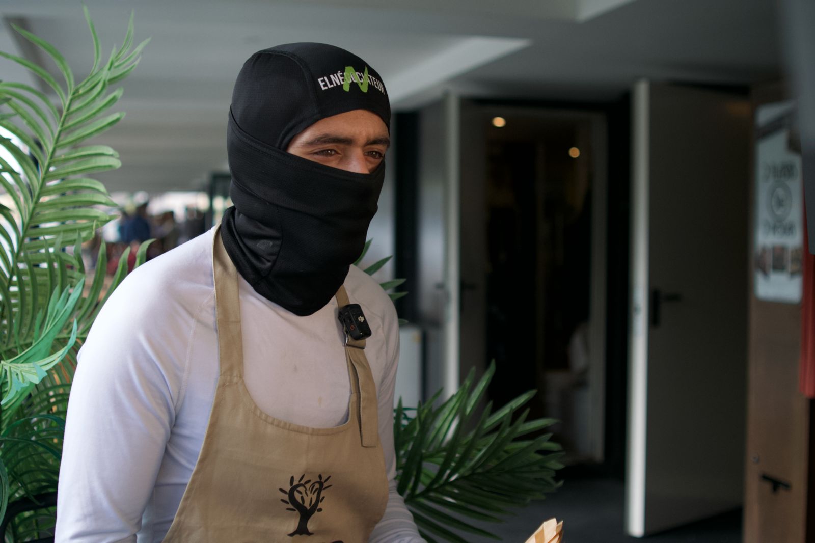 El Négociateur, l’homme masqué qui rend service aux sans-abri