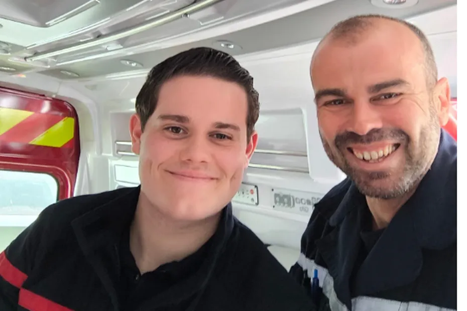 18 ans après, ce pompier retrouve le nouveau-né qu’il a aidé à mettre au monde !