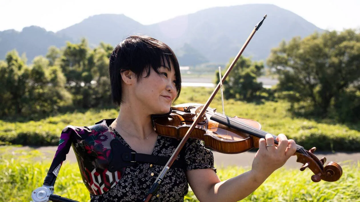 Amputée du bras, elle nage à haut niveau et joue du violon avec son épaule !