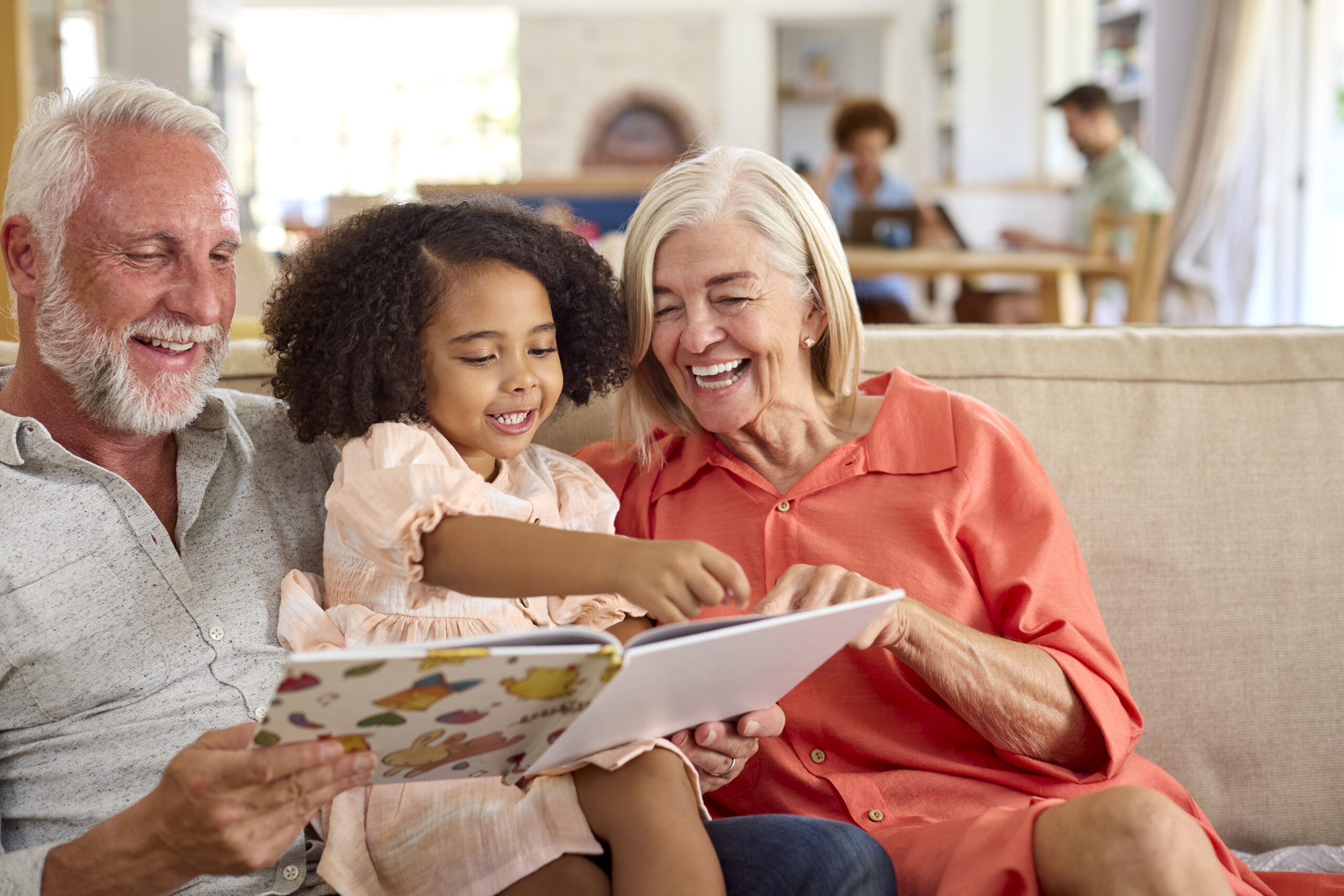 Quatre personnes âgées isolées deviennent conteurs d’histoires pour enfants !  