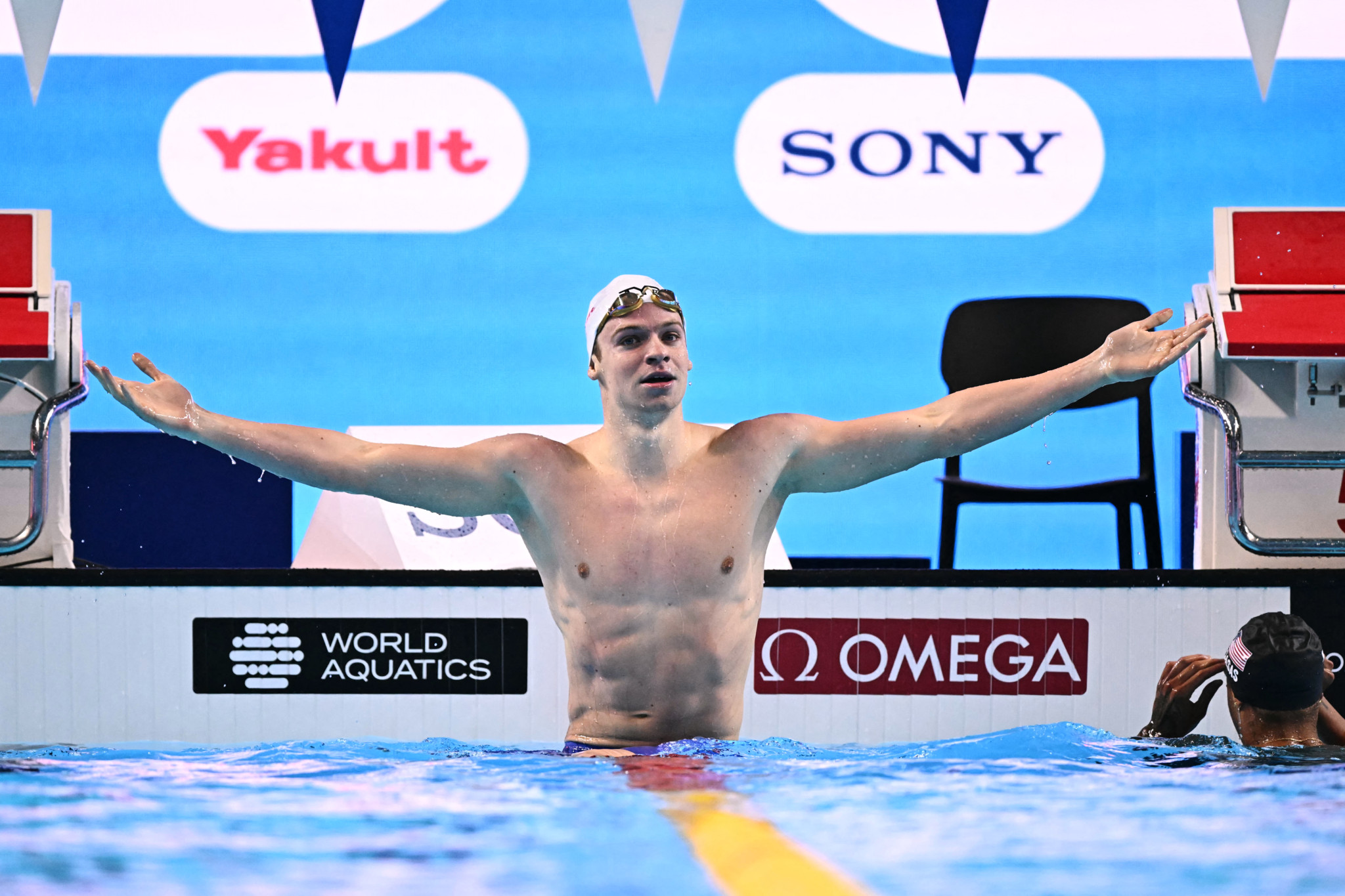 Léon Marchand bat le record du monde du 200 m 4 nages lors des demi-finales des Mondiaux de natation !
