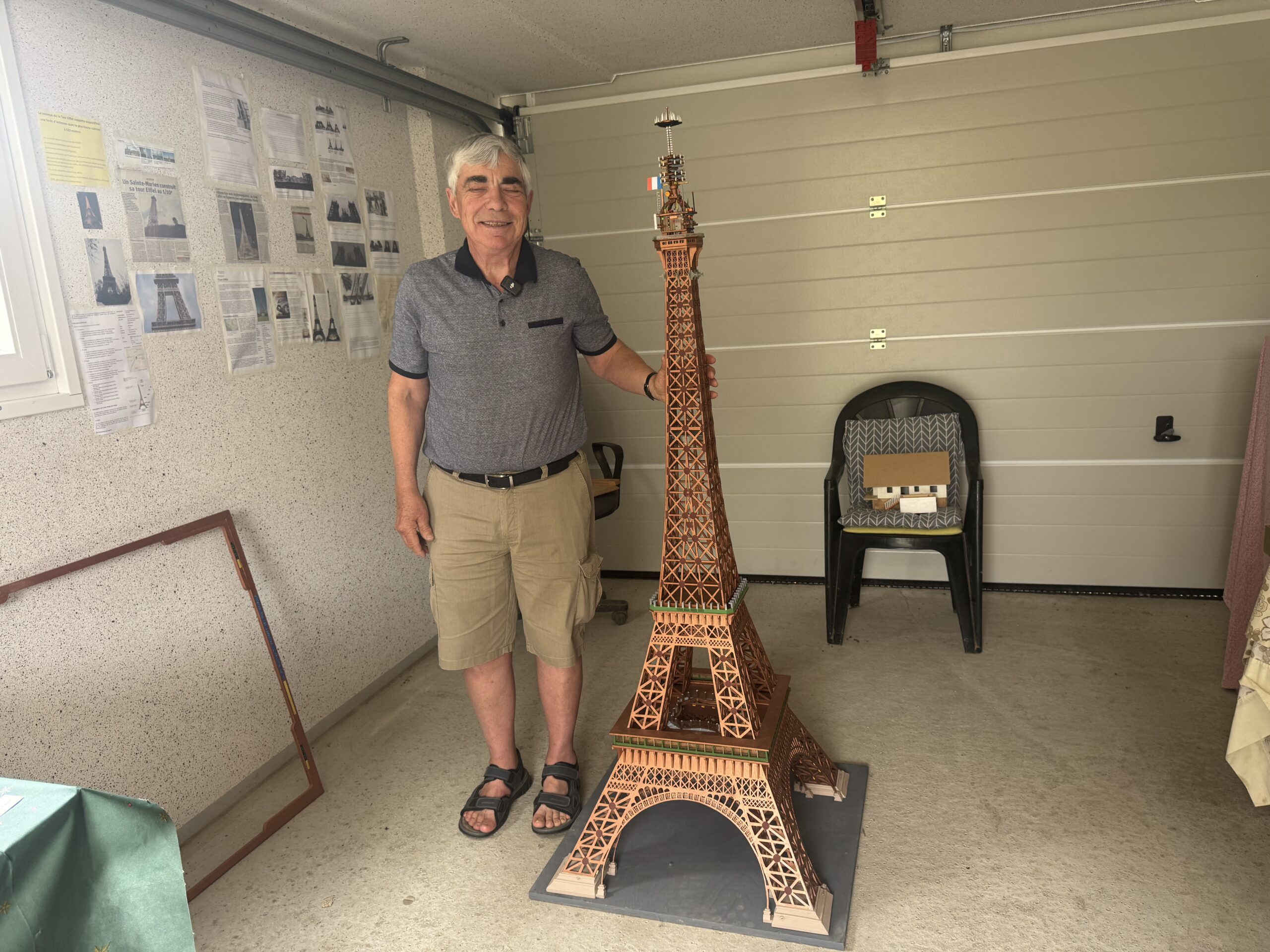 Maurice a fabriqué une Tour Eiffel pour son fils aveugle