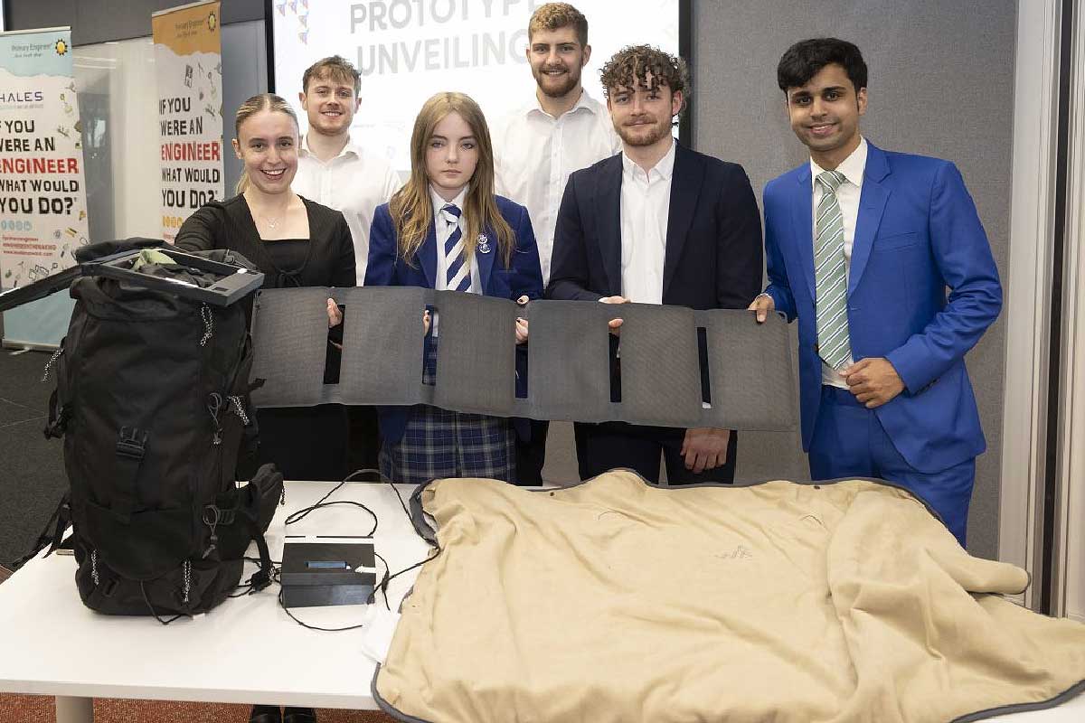 À 13 ans, elle entre dans le top 10 du magazine Time avec son sac à dos solaire