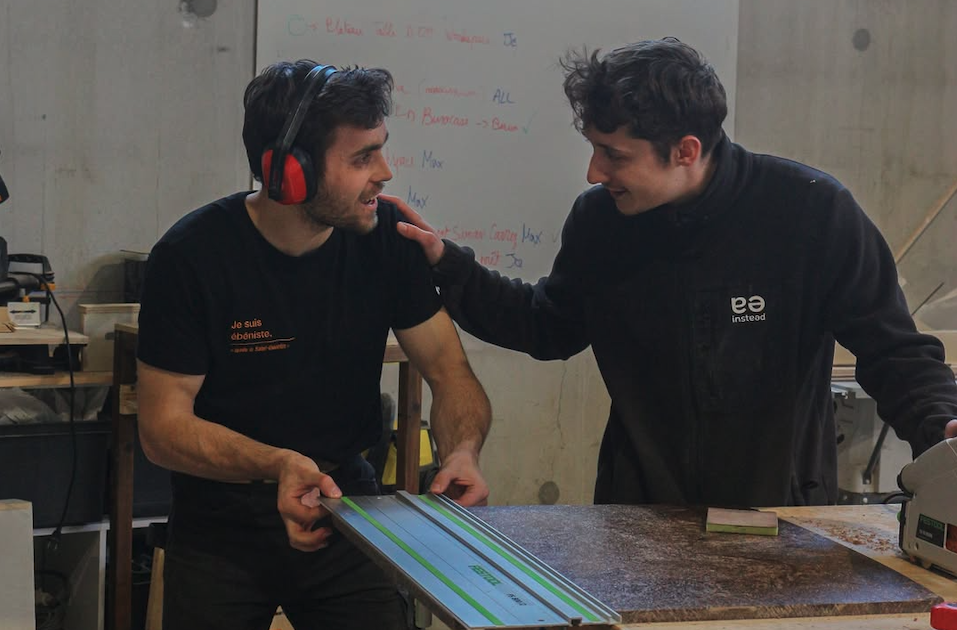 Il transforme les drêches de bière en mobilier design