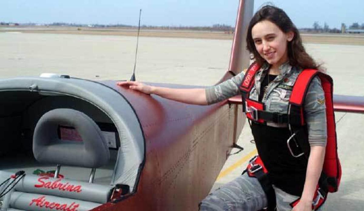 À 14 ans, elle construit son propre avion et vole avec !