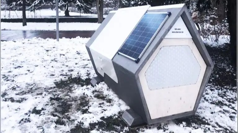 Un sac à dos se transforme en lit de survie