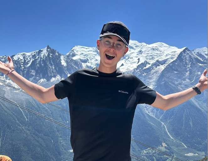 Ce lycéen marche 30 km chaque matin pour financer la scolarisation d’enfants !