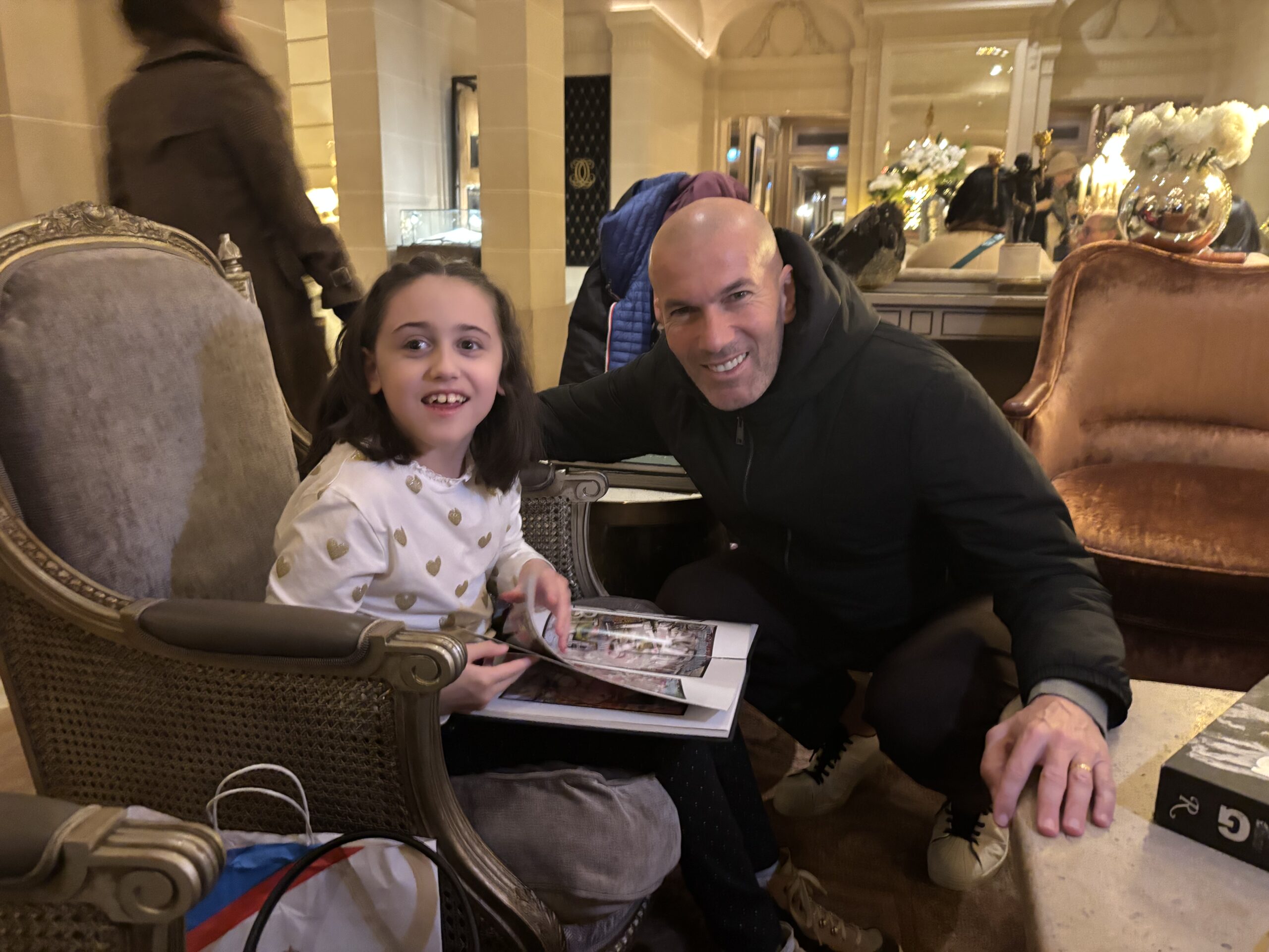 Zinedine Zidane rend visite à une jeune fille malade pour la soutenir dans son combat