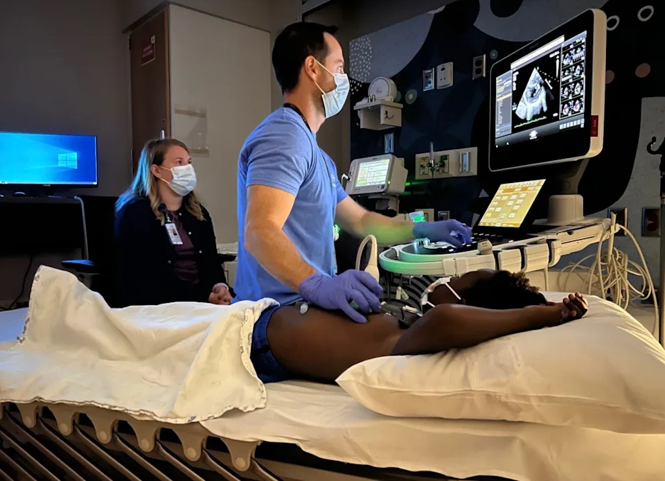 Un enfant de 4 ans arrive seul pour une opération du cœur : son anesthésiste décide de l’adopter