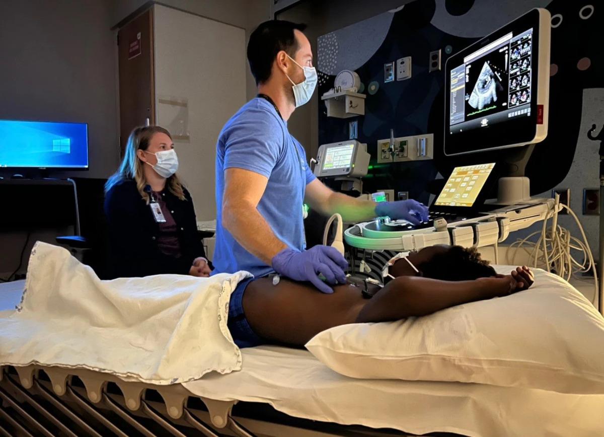 Un enfant de 4 ans arrive seul pour une opération du cœur : son anesthésiste décide de l’adopter