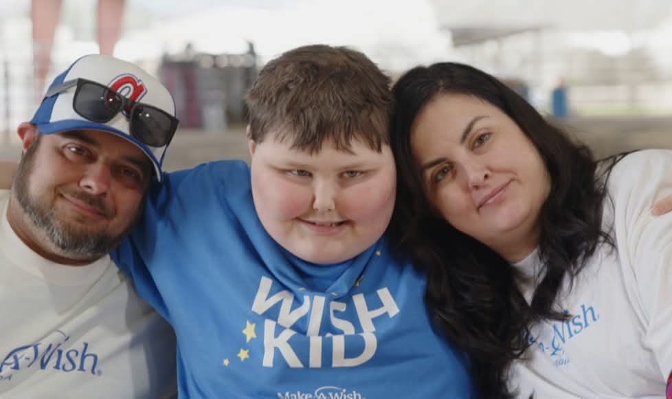 En rémission d’un cancer, il utilise son vœu Make-A-Wish pour aider les sans-abri