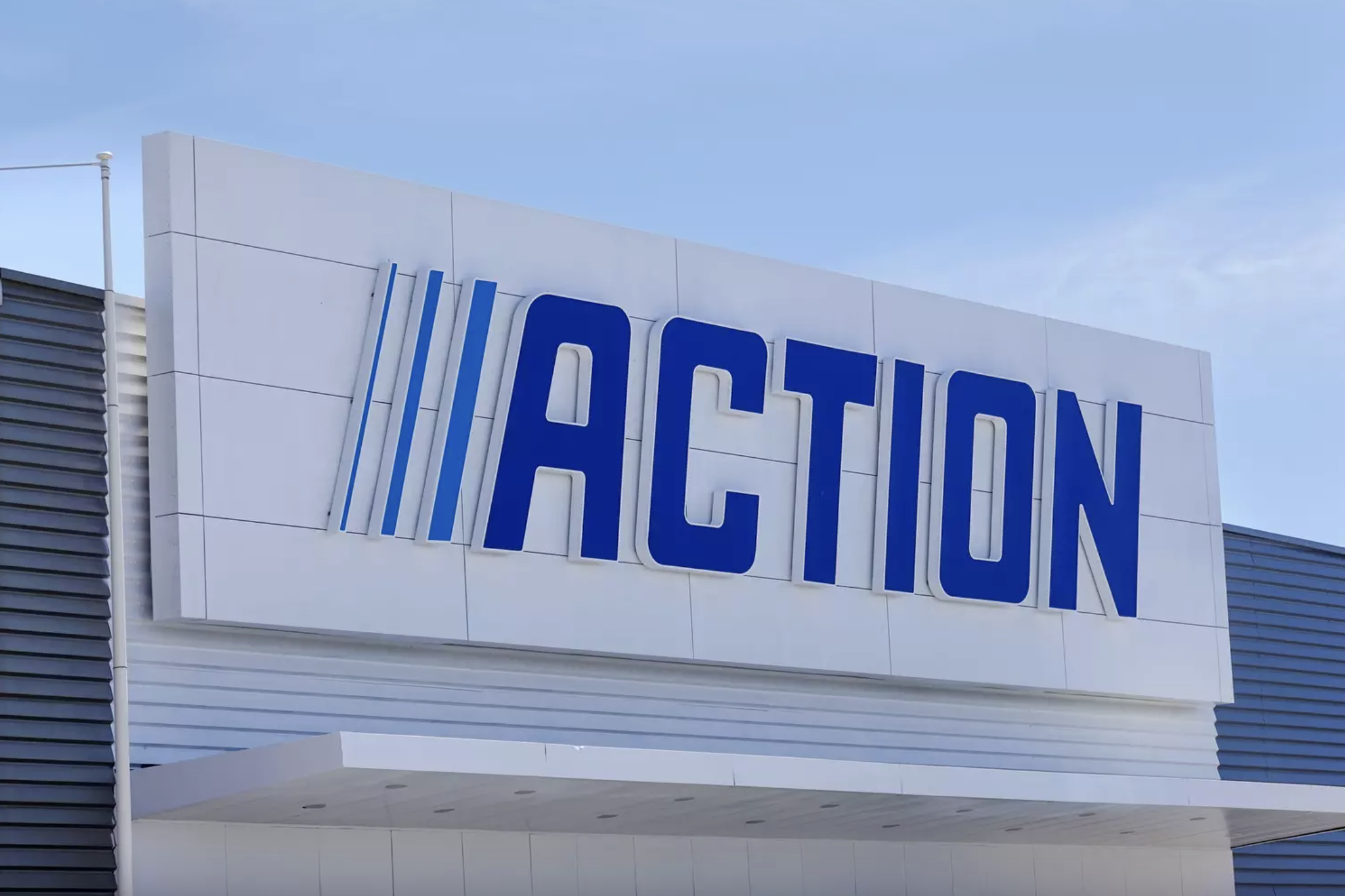 Un sans-abri décroche un emploi dans le magasin où il mendiait