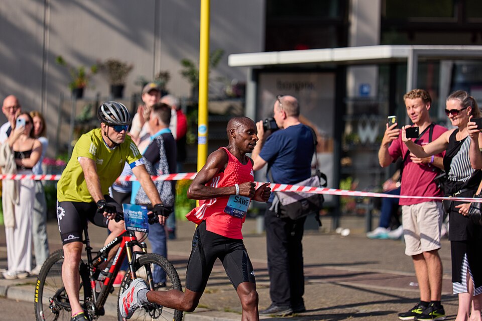 Il est le premier homme à terminer un marathon en moins de deux heures