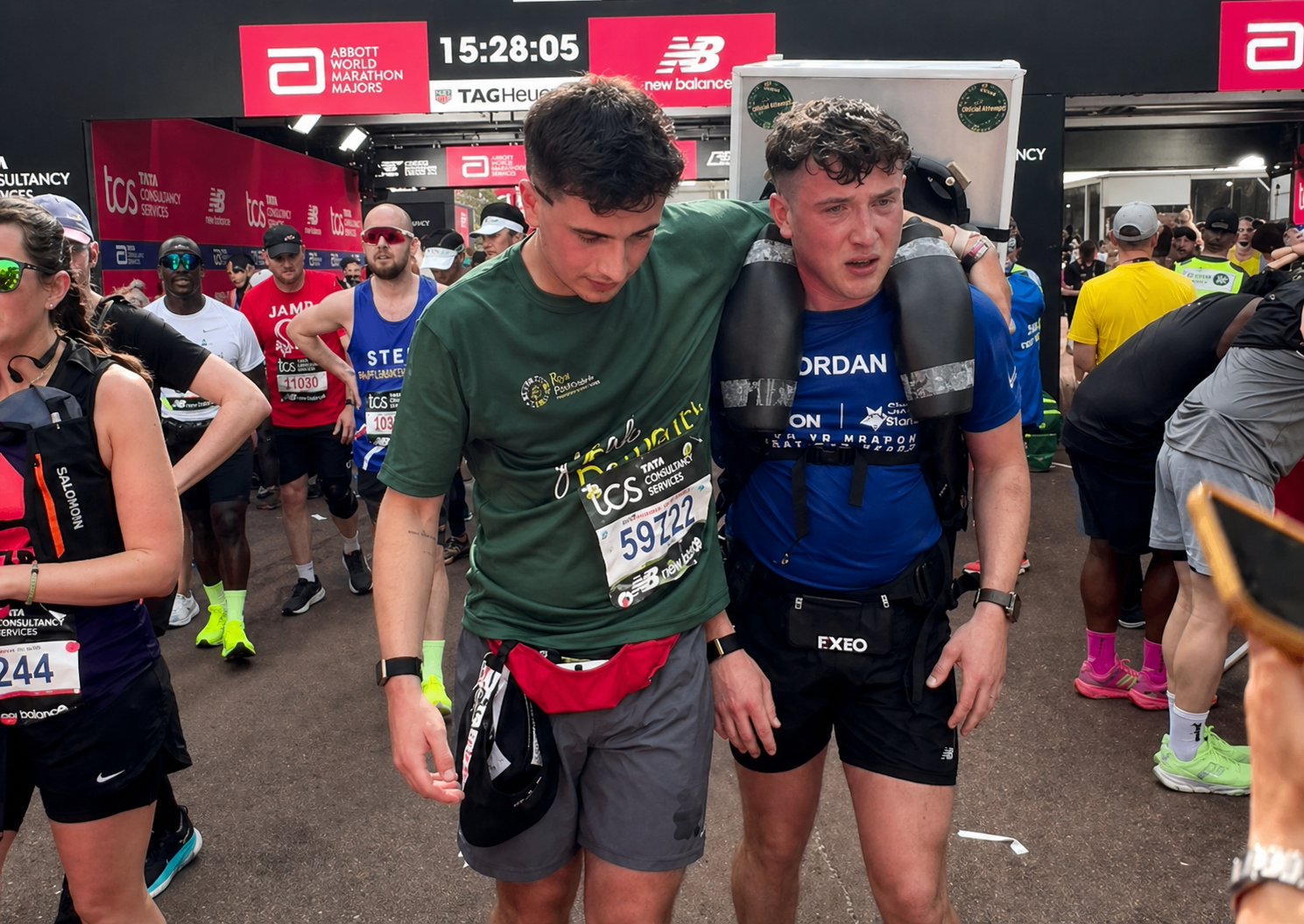 Il a couru le marathon de Londres avec un frigo sur le dos