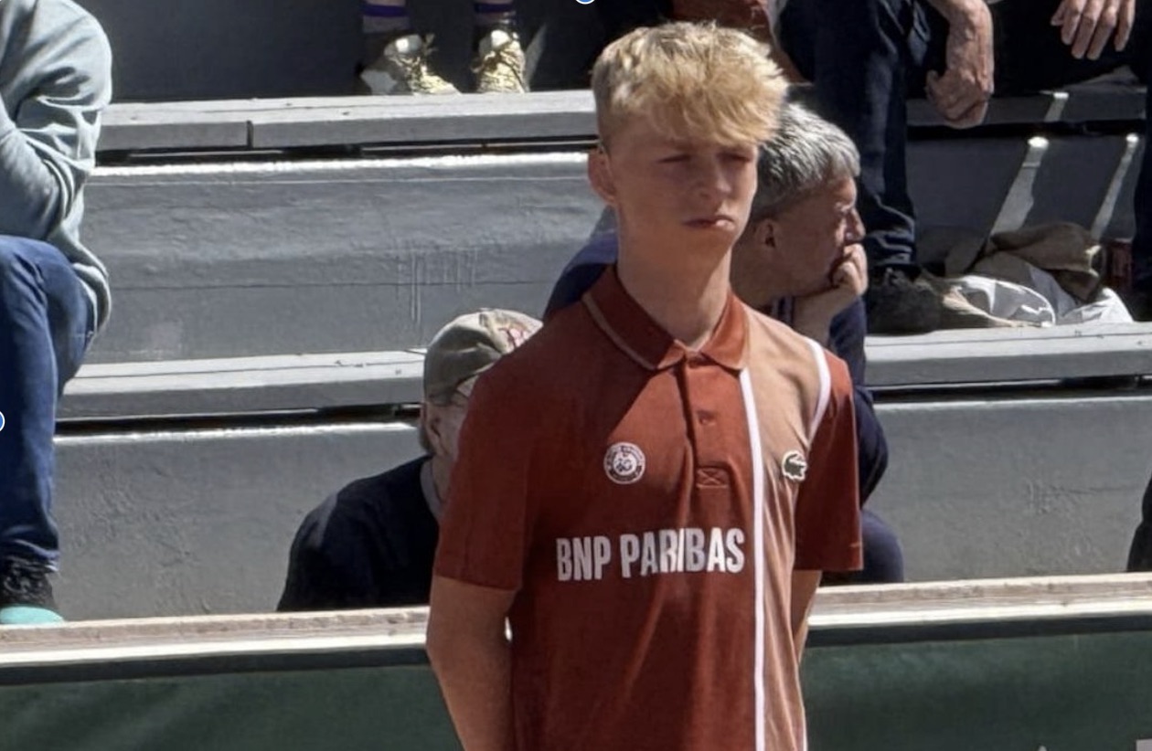 Eliott, jeune sourd de 13 ans, est ramasseur de balles à Roland-Garros ! 