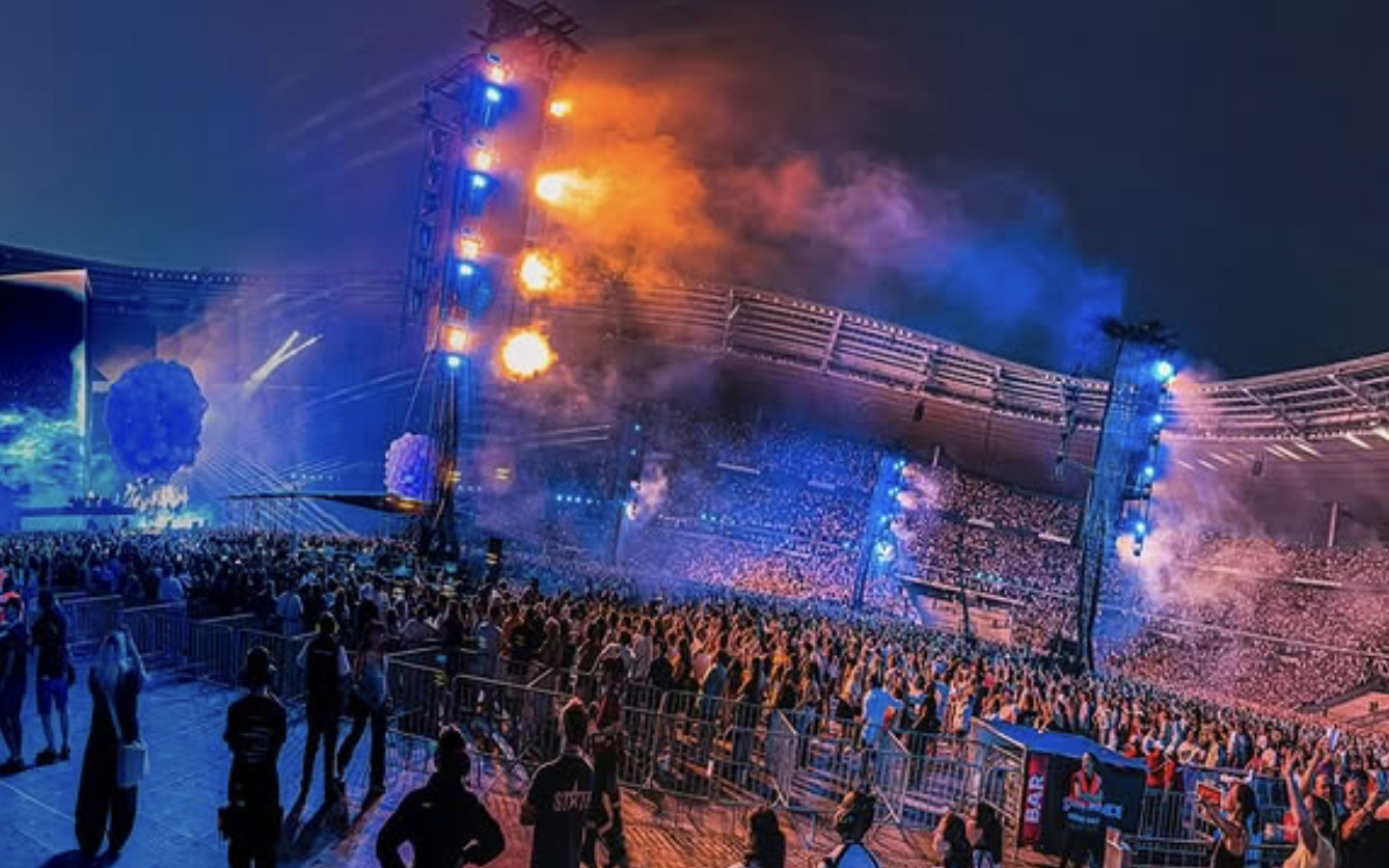 Il y a 3 ans on lui donnait aucune chance de vivre aujourd&rsquo;hui Hugo photographie David Guetta au Stade de France